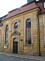 Fassade des Mittelteils, Eingang in die Kirche