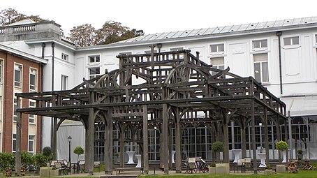 La structure en bois de Hobé en plein-air (2011).