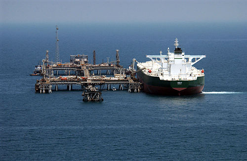 De Abqaiq laadt olie aan de Al Basrah offshore terminal bij Irak in 2005.