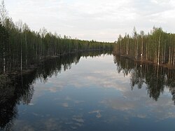 Jokea Joensuunperän sillalta ylävirtaan toukokuussa 2010.