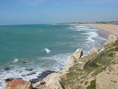 Vista desde el cabo de Trafalgar hacia el oeste, donde se aprecian parte del acantilado y la playa de Zahora