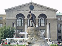 Statuia lui Sverdlov în fața universității Ural