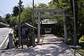 一の鳥居 県道315号の脇。奥が随身門。更に奥、随身門の陰に二の鳥居。