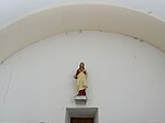 Une statue du Sacré-Cœur de Jésus placée au-dessus des tribunes