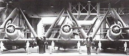 Des Vought V-156F dans le hangar du Béarn.