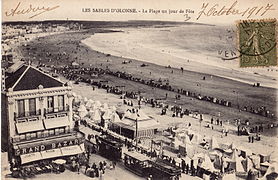 Tramway devant le Grand Bazar, un jour de fête des années 1910.