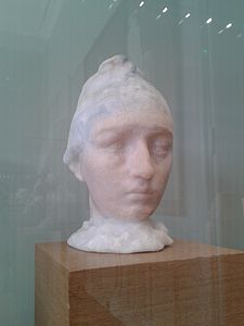 Tête de Camille Claudel au bonnet, pâte de verre, en collaboration avec Jean Cros. Paris, musée Rodin[81].
