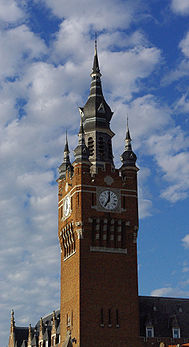 Beffroi de l'hôtel de ville d'Armentières (France) inscrit au sein des beffrois de Belgique et de France. (définition réelle 2 052 × 3 772*)