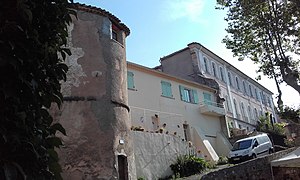 Vestige de tour de défense et le château.