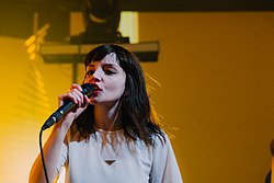 לורן מייברי מופיעה עם Chvrches ב-2016