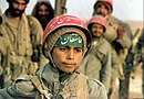 ילד-חייל (ילד מפתח) איראני בדרך לשדה הקרב.