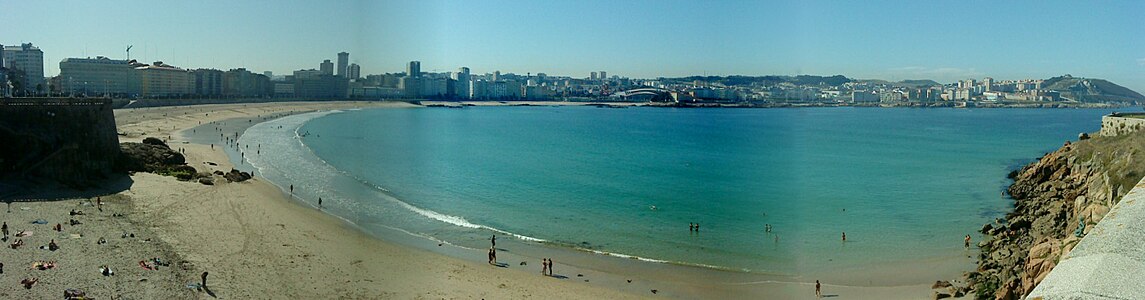 Panorámica de la Ensenada del Orzán, en la que se puede ver el istmo que forma la península de La Coruña, sobre el que se asientan los barrios de Pescadería y Orzán.