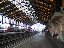 Quais et marquise de la gare de Narbonne, vue en direction de Sète.