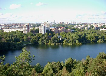 Panorama från Nybohovsberget med sjön Trekanten nedanför omkring år 1900 och i september 2010. På vänstra bilden syns industriområdet Nynäs vid sjöstrandens norra sida. På högra sidan skymtar Anticimex vita kontorskomplex genom grönskan.