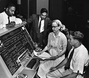 גרייס הופר בעמדת ההפעלה של המחשב UNIVAC I ב-1960.