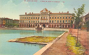 Vue du bassin de l'hôtel de Ville