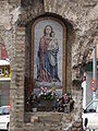 La plaque dédiée à la Vierge de las Madejas située dans un pilier du tronçon situé à l'angle entre les rues Luis Montoto et Amador de los Ríos.