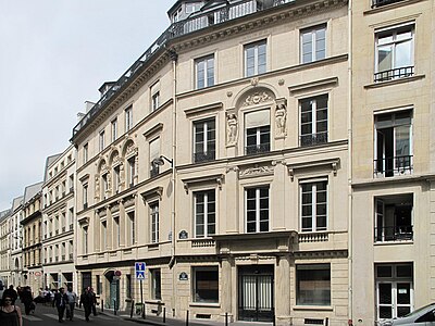 Au n°20, hôtel de Mlle Dervieux, construit par l'architecte François-Joseph Bélanger.