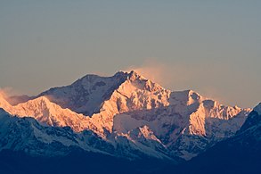 La parete sud-est (al sole), indiana, della cima sud (8.476 m), collegata per cresta alla cima principale (in ombra)