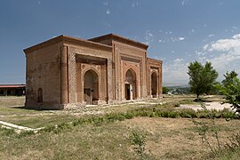 Mausoleo Karakhanid cercano al minarete.