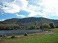 Lac de Barbazan, partie communale avec plantation de jeunes arbres sur la droite.