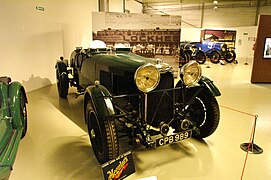 Photo d'une voiture exposée dans un musée.