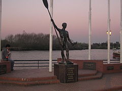 "Monumento al Remero", esquina del Río Tigre con el Río Luján.