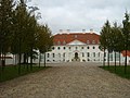 Le château au bout de l'allée.