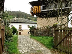 Casona de pizarra y hórreo, Navelgas