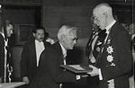 אלכסנדר פלמינג מקבל את פרס נובל מידי מלך שוודיה, 1945