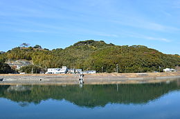 岡豊山全景 南方より。手前は国分川。