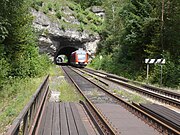 Triebwagen der Baureihe 648 hat die Pegnitz überquert und fährt in den Sonnenburgtunnel ein