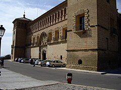 Fachada principal del Palacio de los Comendadores.