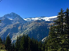 Vue de la dent Parrachée à gauche et du dôme de l'Arpont au centre surplombant le cône de déjection de Termignon-Sollières.