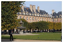 La place des Vosges au printemps.