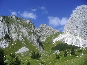 Links Rote Flüh, in der Bildmitte die Judenscharte und rechts Gimpel