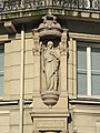 Statue de sainte Opportune située place Sainte-Opportune, à l'angle de la rue des Halles et de la rue des Lavandières-Sainte-Opportune (Paris 1er).