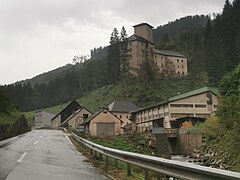 Blick von Westen: Lage des Schlosses oberhalb des Eisenglimmerbergbaus der Kärntner Montan-Industrie