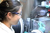 Учёный из UCL Chemical Engineering использует перчаточный бокс для манипулирования образцом