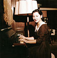 Michiko mentre suona il piano nell'ottobre 1958