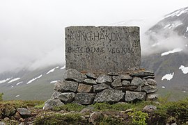 Memorial stone with the text "King Håkon built this road in 1936"