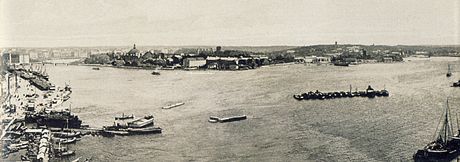 År 1900 lät Hasse W. Tullberg trycka ett fotopanorama över Stockholm. Bilden består av fyra plåtar som är tagna från Katarinahissen.