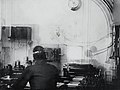 Sala de radiotelegrafía Marconi del Titanic. De espaldas, se observa al operador Harold Bride, quien sobrevivió a la tragedia.