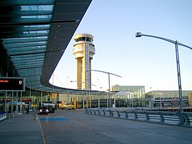 Hall d'embarquement et tour de contrôle de l'aéroport.