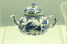 Théière en porcelaine bleu-blanc de Jingdezhen, règne de Kangxi (1662-1722). Musée de Shanghai.