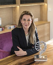 Eva García Sáenz de Urturi at a desk with trophy