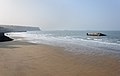 La plage d'Arromanches-les-Bains avec au large les vestiges du port, vue depuis la colline est