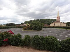 Parking récent à l'est de l'église.