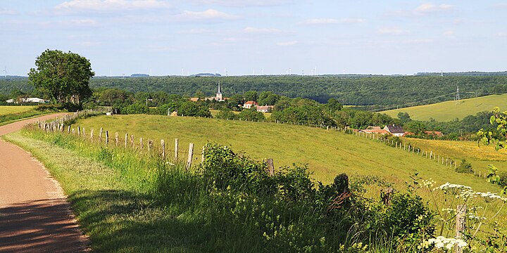 Avosnes au-dessus de la vallée de l'Ozerain.