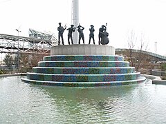 Fuente en el recinto del Centro Azrieli.